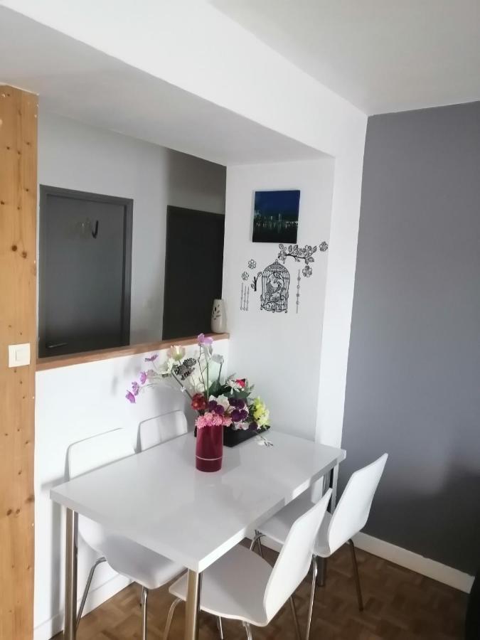 Chambre Dans Appartement A نيورْ المظهر الخارجي الصورة
