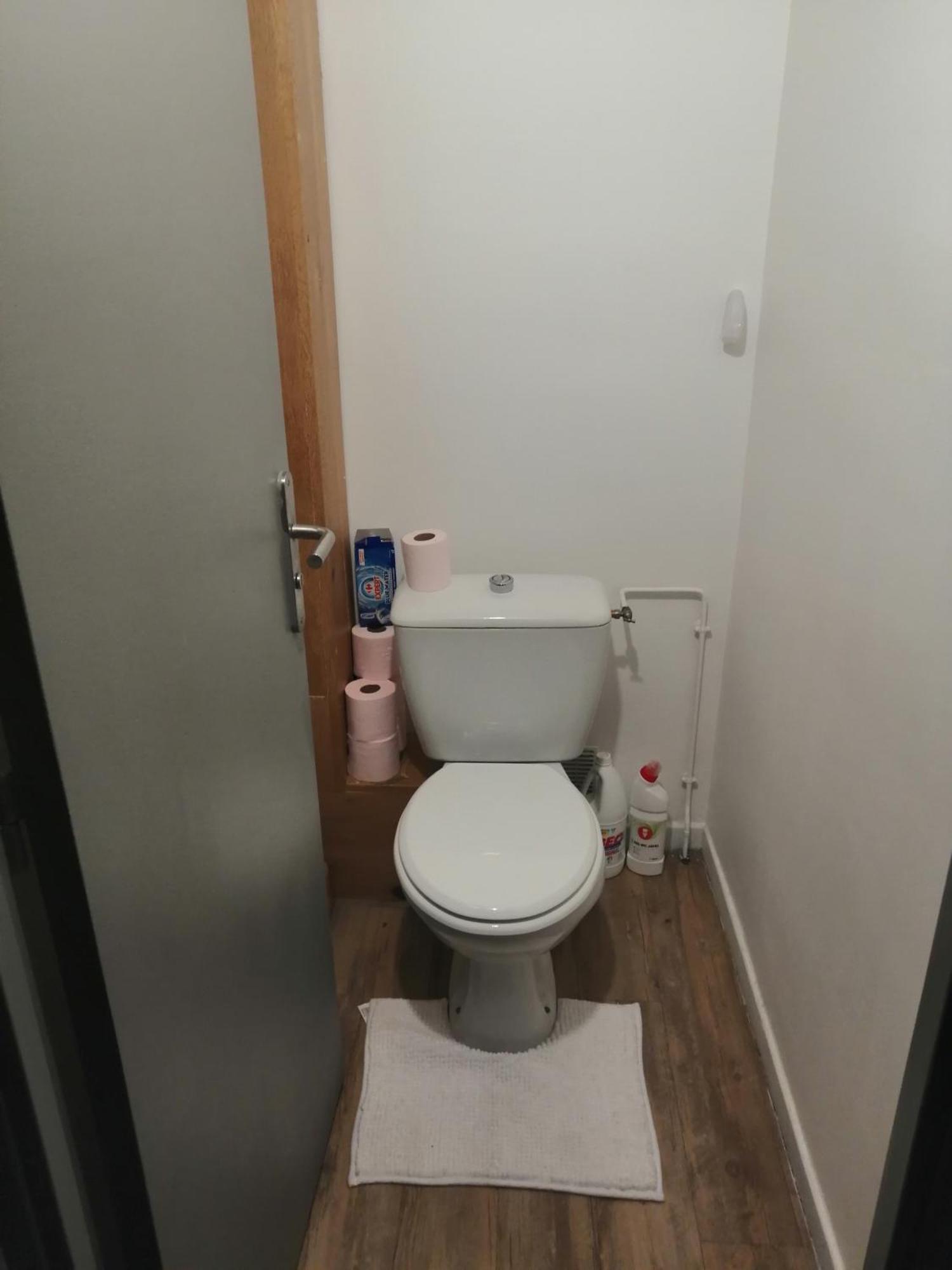 Chambre Dans Appartement A نيورْ المظهر الخارجي الصورة